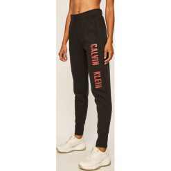 Calvin Klein Performance - Spodnie. Czarne spodnie damskie Calvin Klein Performance, s, z nadrukiem, z bawełny. W wyprzedaży za 269,90 zł.