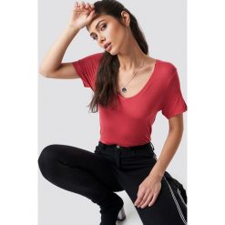 NA-KD Basic T-shirt basic z dekoltem V - Red. Czerwone t-shirty damskie marki NA-KD Basic, bez wzorów, z dzianiny, klasyczne, z klasycznym kołnierzykiem. W wyprzedaży za 21,18 zł.