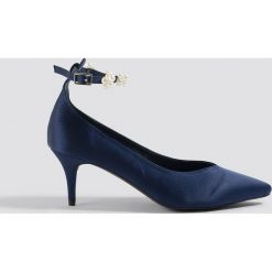 NA-KD Shoes Czółenka z paskiem z perłami - Blue. Niebieskie czółenka damskie NA-KD Shoes, w paski, z satyny, bez obcasa. W wyprzedaży za 48,78 zł.