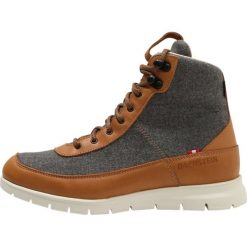 Dachstein EMILIA Botki sznurowane grey/brandy. Szare botki damskie marki Dachstein, ze skóry, bez obcasa, na sznurówki. W wyprzedaży za 466,95 zł.
