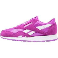 Reebok Classic CL NYLON Tenisówki i Trampki vicious violet/white. Fioletowe trampki chłopięce marki Reebok Classic, z materiału. W wyprzedaży za 134,25 zł.