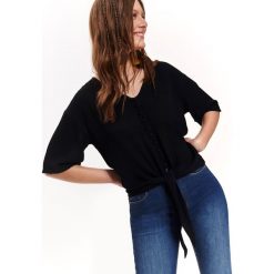 Casualowa koszula z wiązaniem. Czarne koszule damskie Top Secret, na co dzień, na lato, bez wzorów, z tkaniny, eleganckie, z dekoltem w serek, z krótkim rękawem. W wyprzedaży za 39,99 zł.