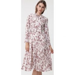 Biała, plisowana sukienka midi z delikatnym wzorem. Białe sukienki damskie Born2be, na imprezę, xl, w paski, eleganckie, z koszulowym kołnierzykiem, bez rękawów, długie, midi, dopasowane. Za 269,99 zł.