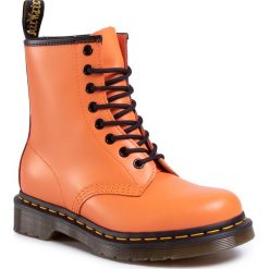 Glany DR. MARTENS - 1460 Smooth 25714659 Orange. Pomarańczowe glany damskie Dr. Martens, ze skóry, bez obcasa, bez zapięcia. Za 699,00 zł.