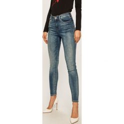 Guess Jeans - Jeansy 1981. Niebieskie jeansy damskie Guess Jeans, z aplikacjami, z elastanu, z podwyższonym stanem. W wyprzedaży za 259,90 zł.