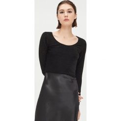 Krótki top z metalizowaną nitką - Czarny. Czarne topy damskie Cropp, s, bez wzorów, bez kołnierzyka. Za 49,99 zł.