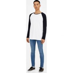 Jeansy skinny fit z efektem zużycia. Szare jeansy męskie relaxed fit Pull&Bear, z jeansu. Za 139,00 zł.