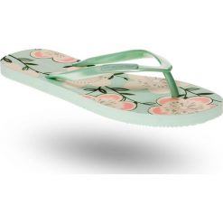 Miętowe japonki w kwiecisty wzór. Zielone klapki damskie Emporio Armani, z aplikacjami, z gumy, bez obcasa. Za 103,60 zł.