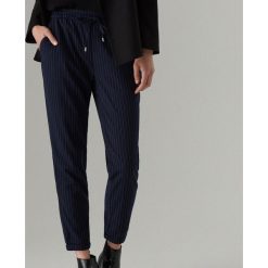 Spodnie jogger fit we wzory - Niebieski. Spodnie damskie Mohito. Za 109,99 zł.