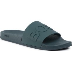 Klapki BOSS - Bay 50425152 10224455 01 Dark Green 301. Zielone klapki męskie Boss, z tworzywa sztucznego, bez zapięcia. Za 299,00 zł.