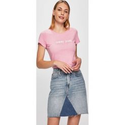 Tommy Jeans - Top. Różowe bluzki damskie Tommy Jeans, s, z nadrukiem, z bawełny, z okrągłym kołnierzem, z krótkim rękawem. W wyprzedaży za 89,90 zł.