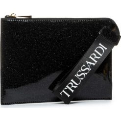 Torebka TRUSSARDI JEANS - Cloe Pouch Glitter 75B00932 K299. Czarne kopertówki damskie Trussardi Jeans, bez wzorów, z jeansu, bez dodatków. W wyprzedaży za 269,00 zł.