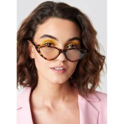 Emilie Briting x NA-KD Okulary przeciwsłoneczne kocie oczy - Brown. Brązowe okulary przeciwsłoneczne damskie marki Emilie Briting x NA-KD. W wyprzedaży za 24,38 zł.
