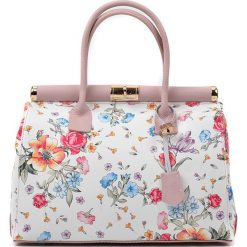 Torebki klasyczne damskie: Skórzana torebka w kolorze jasnoróżowym ze wzorem – 33 x 28 x 16 cm