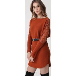 Brązowa Sukienka Birkdale. Pomarańczowe sukienki damskie Born2be, s, z aplikacjami, z dzianiny, z okrągłym kołnierzem, bez rękawów. Za 119,99 zł.