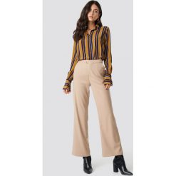 NA-KD Classic Dopasowane spodnie dzwony - Beige. Brązowe spodnie damskie NA-KD Classic. Za 202,95 zł.