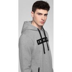 Bluza męska BLM202 - chłodny jasny szary melanż. Szare bluzy męskie 4f, m, bez wzorów, z dzianiny, z kapturem, bez rękawów, z kapturem. Za 119,99 zł.