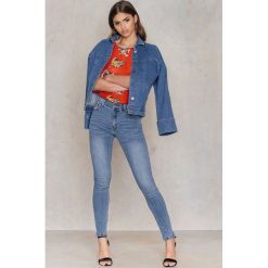 Boyfriendy damskie: Rut&Circle Klasyczne niebieskie jeansy Hanne - Blue