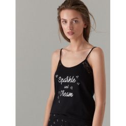 Bieliźniany top z koronką - Czarny. Czarne topy damskie Mohito, s, w koronkowe wzory, z koronki, bez kołnierzyka. Za 39,99 zł.