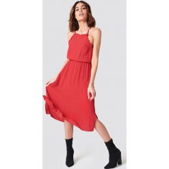 NA-KD Boho Sukienka midi z odkrytymi plecami - Red. Czerwone sukienki damskie NA-KD Boho, bez wzorów, boho, z falbankami, bez rękawów, midi. Za 161,95 zł.