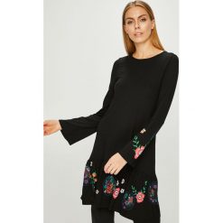 Desigual - Sukienka. Czarne sukienki damskie Desigual, na co dzień, s, z nadrukiem, z elastanu, casualowe, z okrągłym kołnierzem, bez rękawów, mini, rozkloszowane. W wyprzedaży za 259,90 zł.