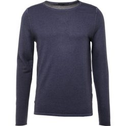 DRYKORN RIK Sweter dark blue. Niebieskie swetry klasyczne męskie marki DRYKORN, m, z dekoltem karo. Za 549,00 zł.