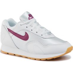 Buty NIKE - Outburst AO1069 112 Summit White/True Berry. Białe półbuty damskie Nike, na co dzień, bez wzorów, ze skóry ekologicznej, bez obcasa, bez zapięcia. W wyprzedaży za 289,00 zł.