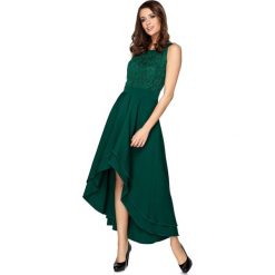 Sukienka maxi z haftowaną górą oraz rozcięciem na plecach. Sukienki damskie Made in Poland, z haftami, z elastanu, z dekoltem na plecach, bez rękawów, maxi. Za 349,00 zł.