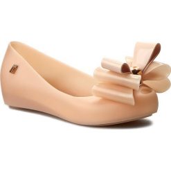 Baleriny MELISSA - Ultragirl Sweet II Inf 31891 Light Pink 01822. Brązowe baleriny damskie z kokardą marki Melissa, z motywem zwierzęcym, z tworzywa sztucznego, na obcasie. W wyprzedaży za 179,00 zł.