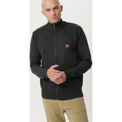 Szary Sweter Farrer. Szare golfy męskie Born2be, xl, z aplikacjami, prążkowane. Za 59,99 zł.