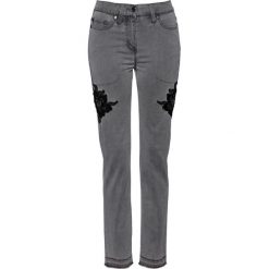 Dżinsy z aksamitną aplikacją bonprix szary denim. Szare jeansy damskie marki bonprix. Za 79,99 zł.