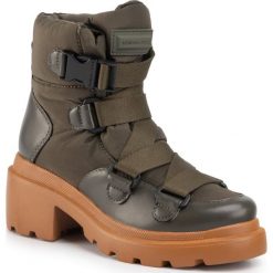 Trapery Kendall + Kylie Riley. Zielone buty trekkingowe damskie bez obcasa, bez zapięcia. W wyprzedaży za 349,00 zł.