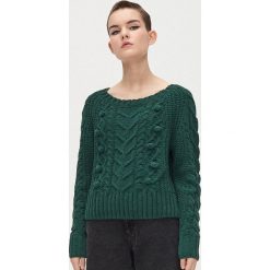 Sweter z pomponami - Zielony. Zielone swetry damskie Cropp, s, bez wzorów, bez rękawów, bez kaptura. Za 89,99 zł.