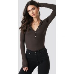 NA-KD Press Button Rib Top - Brown. Brązowe topy damskie NA-KD, bez wzorów, z materiału, bez kołnierzyka. Za 100,95 zł.