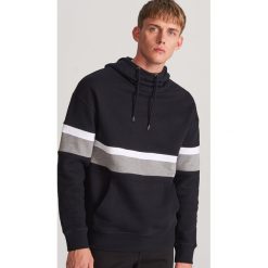 Bluza z kolorowymi wstawkami - Czarny. Czarne bluzy męskie Reserved, s, bez wzorów, bez kołnierzyka, bez rękawów, bez kaptura. Za 119,99 zł.