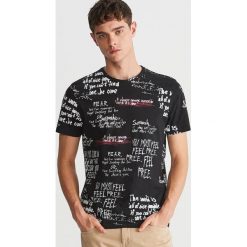 T-shirt z napisami - Czarny. Czarne t-shirty męskie Reserved, s, z napisami, bez kołnierzyka. Za 49,99 zł.