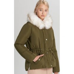 Kurtka z futrzanym kapturem - Khaki. Brązowe kurtki damskie Cropp, s, bez wzorów, z futra. Za 269,99 zł.
