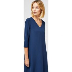 Sukienka asymetryczna. Niebieskie sukienki damskie Moodo, na co dzień, l, bez wzorów, z elastanu, eleganckie, z dekoltem w serek, bez rękawów, asymetryczne. Za 29,99 zł.