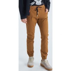 Spodnie joggery - Żółty. Żółte spodnie męskie marki Cropp, m, bez wzorów. Za 129,99 zł.