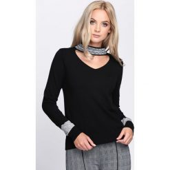 Czarny Sweter Striking Up. Czarne swetry klasyczne damskie marki Mohito, l, z chokerem. Za 59,99 zł.