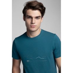 Koszulka męska Kamil Stoch Collection TSM506 - morska zieleń. Żółte koszulki męskie s, z materiału. W wyprzedaży za 49,99 zł.