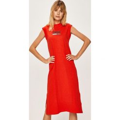 Tommy Jeans - Sukienka. Czerwone sukienki damskie Tommy Jeans, na co dzień, s, z nadrukiem, z bawełny, casualowe, z okrągłym kołnierzem, bez rękawów, midi, proste. W wyprzedaży za 159,90 zł.