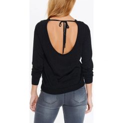 SWETER DŁUGI RĘKAW DAMSKI, Z ZAMKIEM Z TYŁU. Czarne swetry klasyczne damskie marki Top Secret, na lato, z dzianiny, eleganckie, z dekoltem w serek. W wyprzedaży za 39,99 zł.