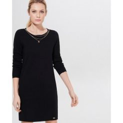 Sukienka z biżuteryjnym zdobieniem - Czarny. Czarne sukienki damskie Mohito, s, z aplikacjami. W wyprzedaży za 39,99 zł.