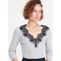 Sweter z koronka - Jasny szary. Szare swetry damskie Reserved, s, w koronkowe wzory, z koronki, bez rękawów, bez kaptura. W wyprzedaży za 39,99 zł.