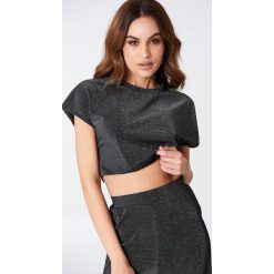 Hannalicious x NA-KD Brokatowy top - Black. Czarne topy damskie marki Hannalicious x NA-KD, bez wzorów, bez kołnierzyka. W wyprzedaży za 24,28 zł.