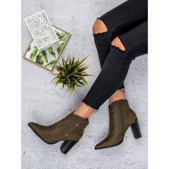 Zamszowe botki khaki. Brązowe botki damskie KYLIE, z zamszu, bez obcasa, bez zapięcia. Za 89,90 zł.