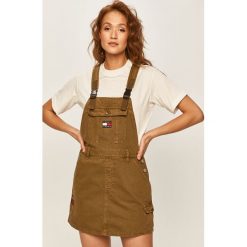 Tommy Jeans - Sukienka jeansowa. Zielone sukienki damskie Tommy Jeans, na co dzień, m, bez wzorów, z bawełny, casualowe, bez kołnierzyka, bez rękawów, mini, proste. W wyprzedaży za 429,90 zł.