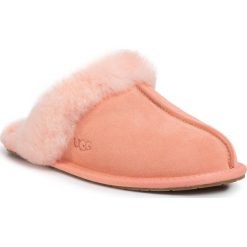 Kapcie UGG - W Scuffette II 1106872 Bypn. Pomarańczowe klapki damskie Ugg, bez wzorów, ze skóry, bez obcasa. W wyprzedaży za 339,00 zł.