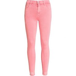 Jeansy J BRAND ALANA HIGH RISE CROP SKINNY. Różowe jeansy damskie z jeansu, z podwyższonym stanem. W wyprzedaży za 832,00 zł.